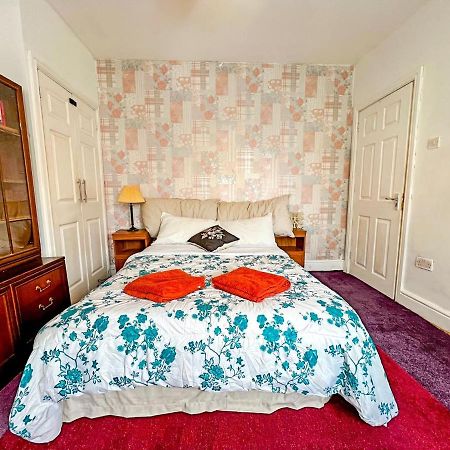 Wolves Living Bed and Breakfast Bushbury Buitenkant foto