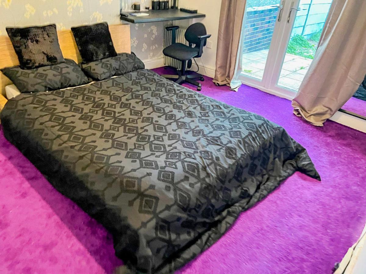Wolves Living Bed and Breakfast Bushbury Buitenkant foto
