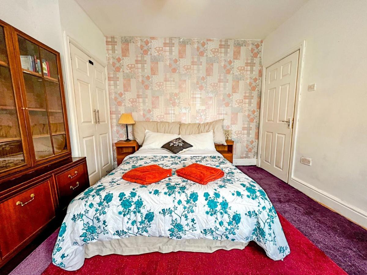 Wolves Living Bed and Breakfast Bushbury Buitenkant foto